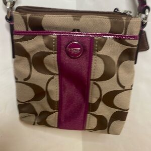 Coach crossbody with adjustable strap no stains it’s like new